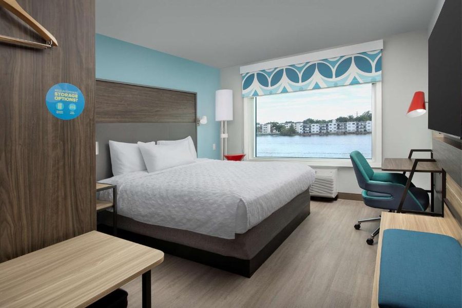 Home2 Suites By Hilton Miami Airport South Blue Lagoon Miami Florida — Guest room