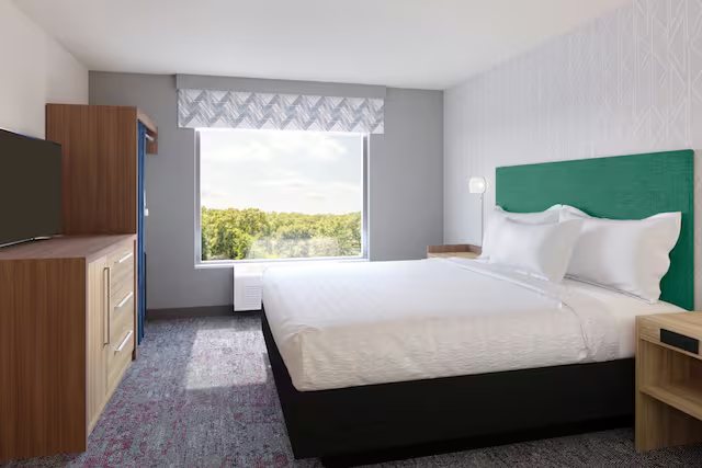 Home2 Suites By Hilton Midland — Guest room