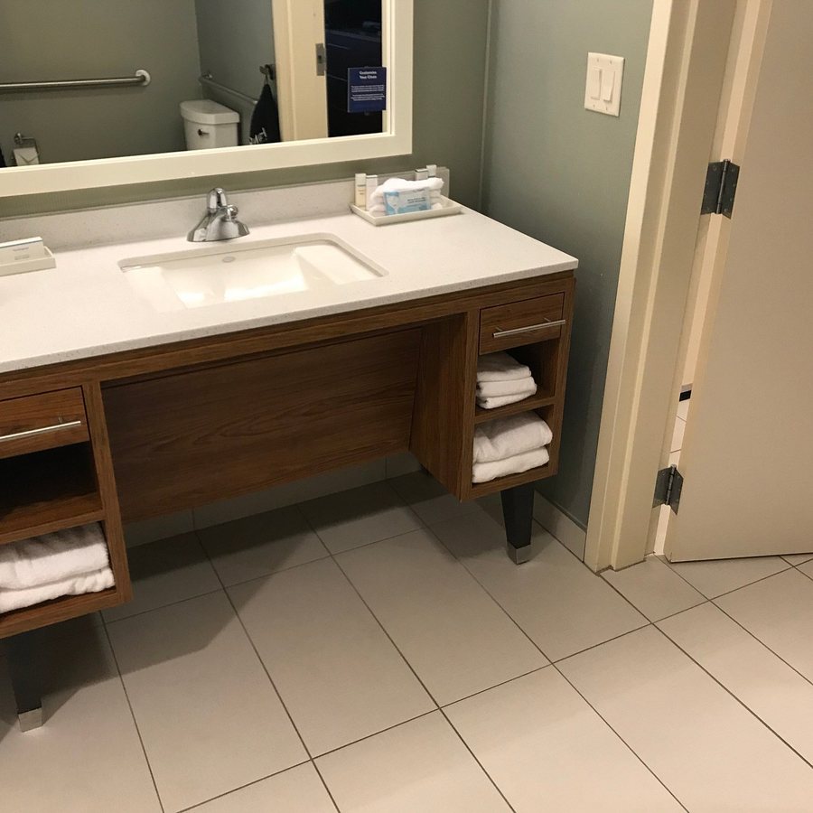 Home2 Suites By Hilton Milwaukee Airport — Bathroom