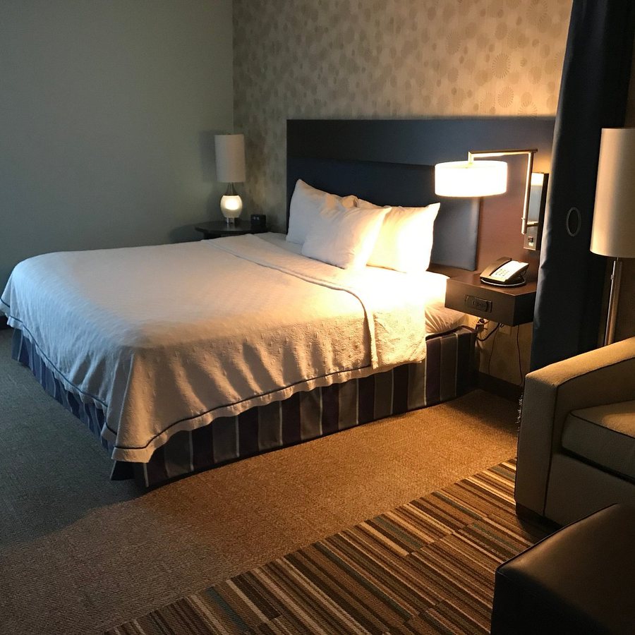 Home2 Suites By Hilton Milwaukee Airport — Guest room