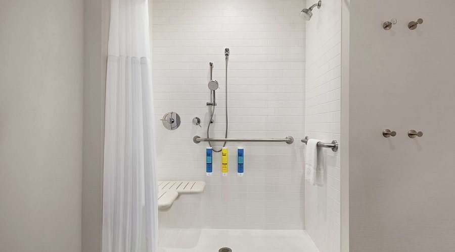 Home2 Suites by Hilton Milwaukee Brookfield — Bathroom