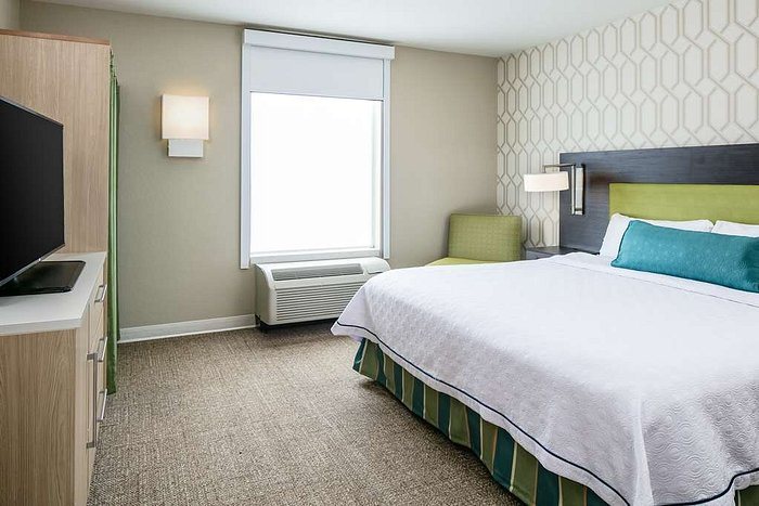 Home2 Suites by Hilton Milwaukee Brookfield — Guest room