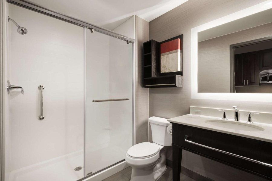 Home2 Suites by Hilton Milwaukee Downtown — Bathroom