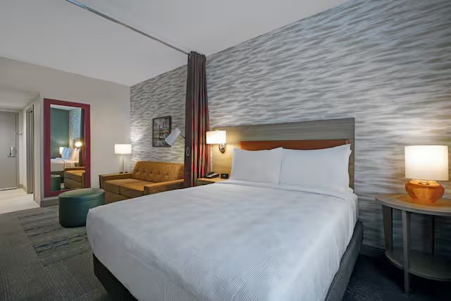 Home2 Suites by Hilton Milwaukee Downtown — Guest room