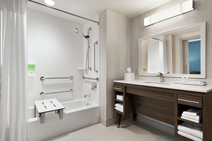 Home2 Suites by Hilton Minneapolis Downtown — Bathroom