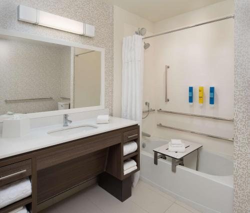 Home2 Suites by Hilton Miramar Ft Lauderdale — Bathroom