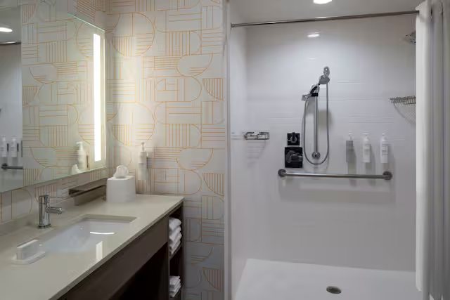 Home2 Suites by Hilton Montgomery Downtown — Bathroom