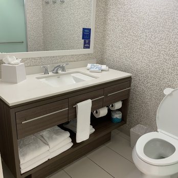 Home2 Suites by Hilton Naples I 75 Pine Ridge Road — Bathroom