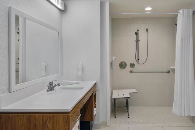 Home2 Suites by Hilton Nokomis Sarasota Casey Key — Bathroom