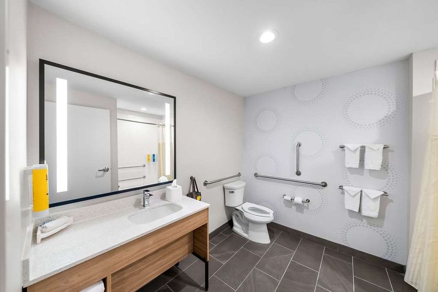 Home2 Suites by Hilton North Plano Hwy 75 — Bathroom