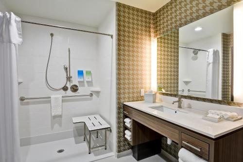 Home2 Suites by Hilton Oklahoma City South — Bathroom