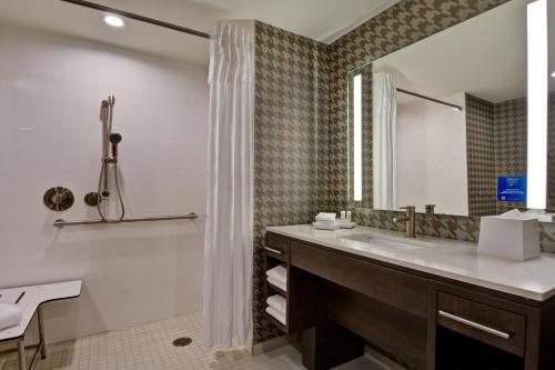 Home2 Suites By Hilton Orlando Flamingo Crossings — Bathroom