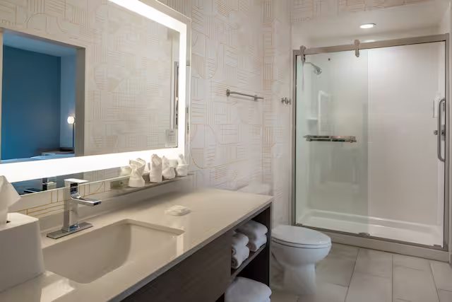 Home2 Suites by Hilton Parc Lafayette — Bathroom