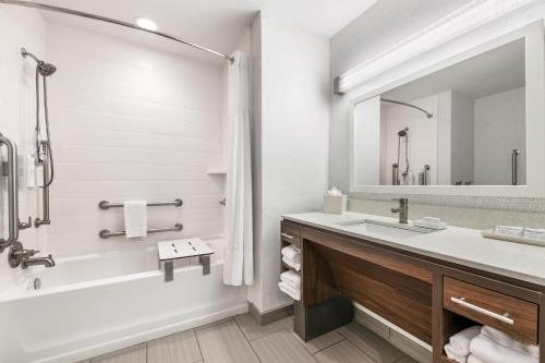 Home2 Suites by Hilton Pensacola I 10 at North Davis Hwy — Bathroom