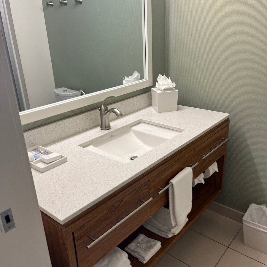 Home2 Suites by Hilton Philadelphia Convention Center PA — Bathroom