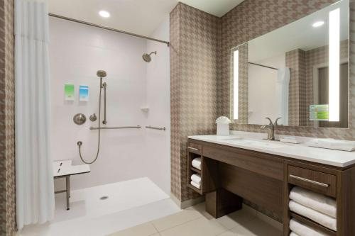 Home2 Suites by Hilton Portland Airport ME — Bathroom
