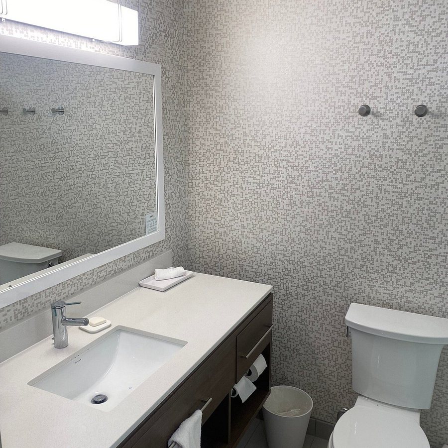 Home2 Suites by Hilton Poughkeepsie — Bathroom