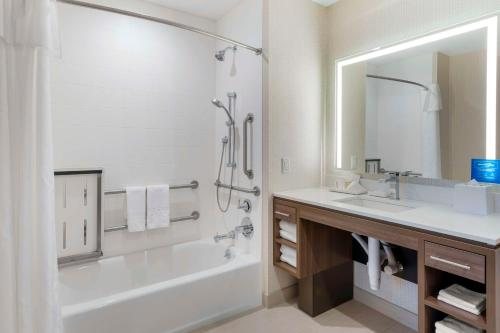Home2 Suites by Hilton Redlands Loma Linda — Bathroom