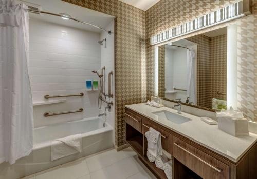 Home2 Suites by Hilton Reno — Bathroom