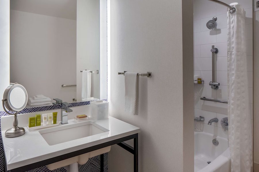 Home2 Suites by Hilton Richmond Glenside — Bathroom