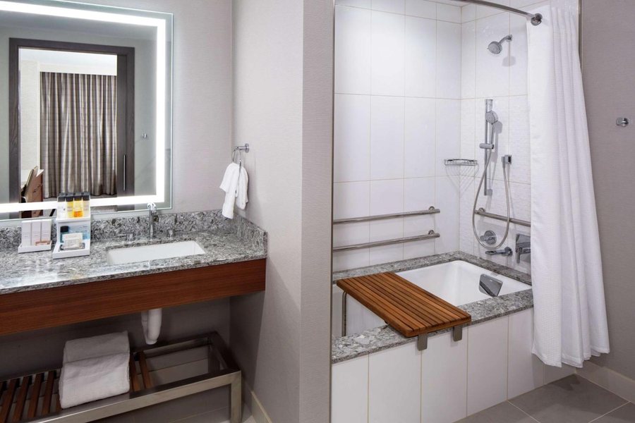 Home2 Suites by Hilton Rochester Mayo Clinic Area — Bathroom
