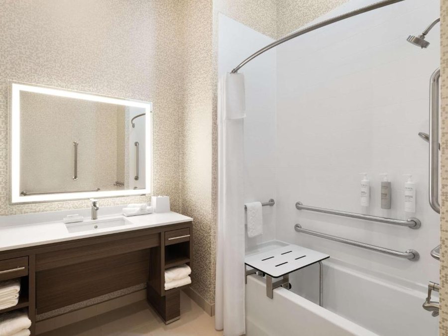 Home2 Suites by Hilton Round Rock Medical Center — Bathroom