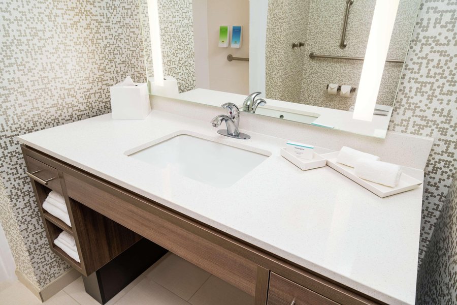 Home2 Suites by Hilton San Antonio Riverwalk — Bathroom