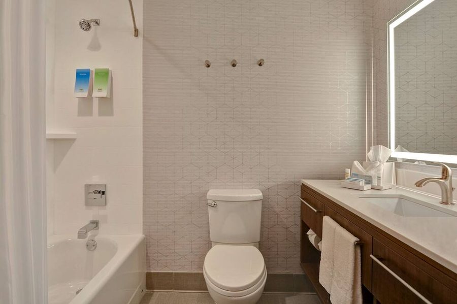 Home2 Suites By Hilton Savannah Midtown — Bathroom