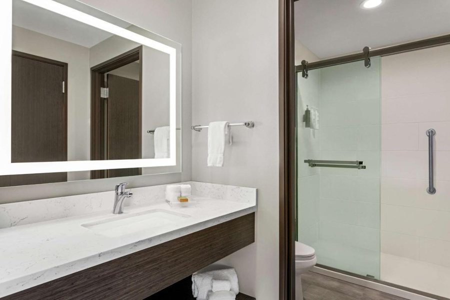 Home2 Suites by Hilton Springfield North — Bathroom