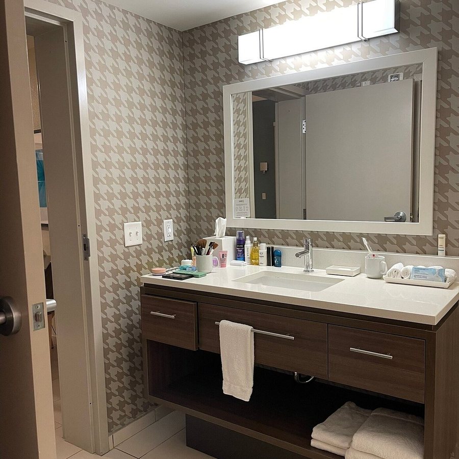 Home2 Suites by Hilton Statesboro — Bathroom