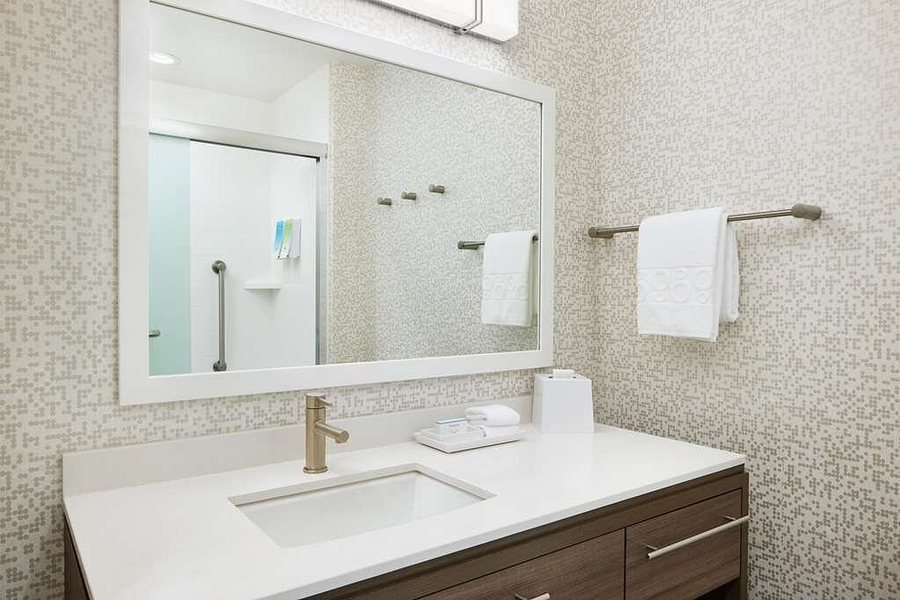 Home2 Suites by Hilton Stuart — Bathroom