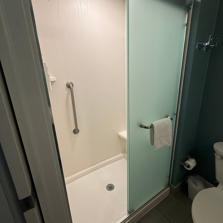 Home2 Suites by Hilton Tampa Downtown Channel District — Bathroom