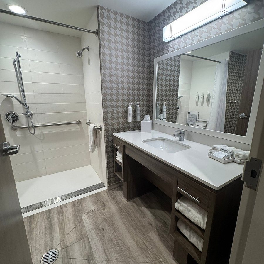 Home2 Suites by Hilton Tampa Westshore Airport — Bathroom