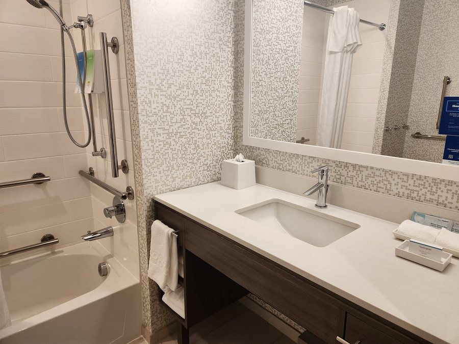 Home2 Suites by Hilton Temple Medical Center — Bathroom
