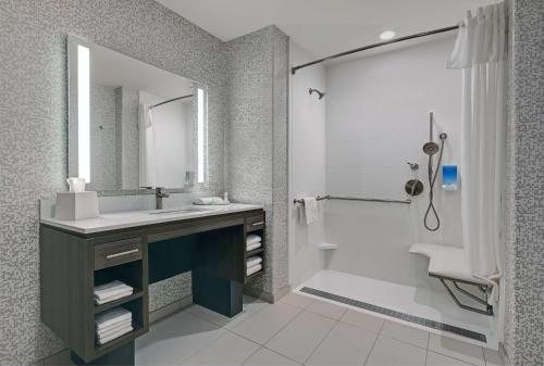 Home2 Suites by Hilton Tracy — Bathroom