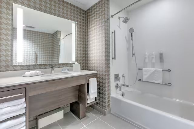 Home2 Suites by Hilton Tulsa Airport — Bathroom