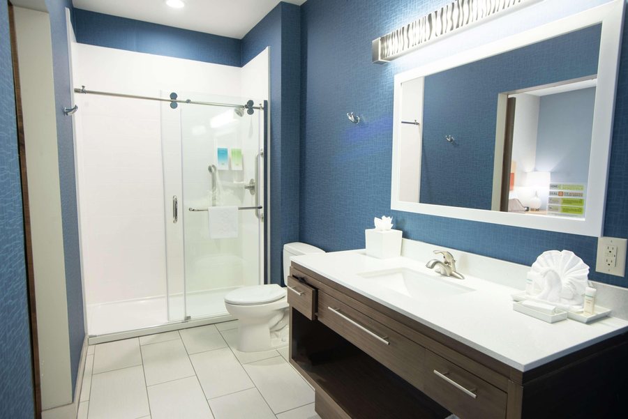 Home2 Suites by Hilton Tulsa Hills — Bathroom