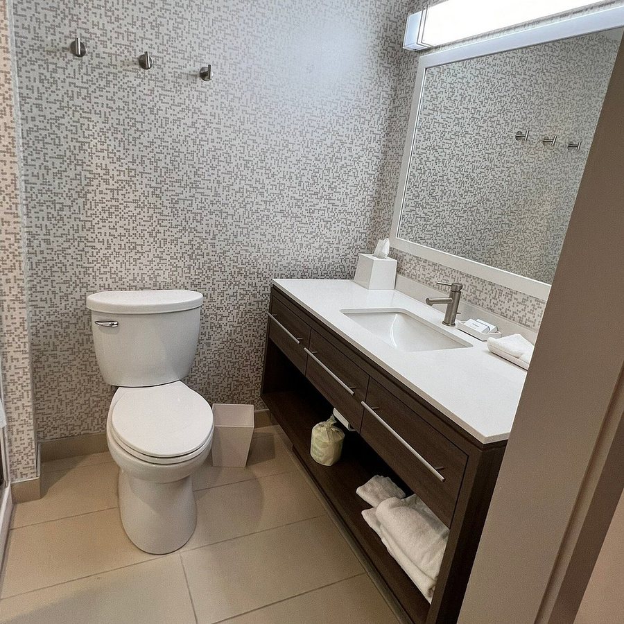 Home2 Suites by Hilton Valdosta — Bathroom