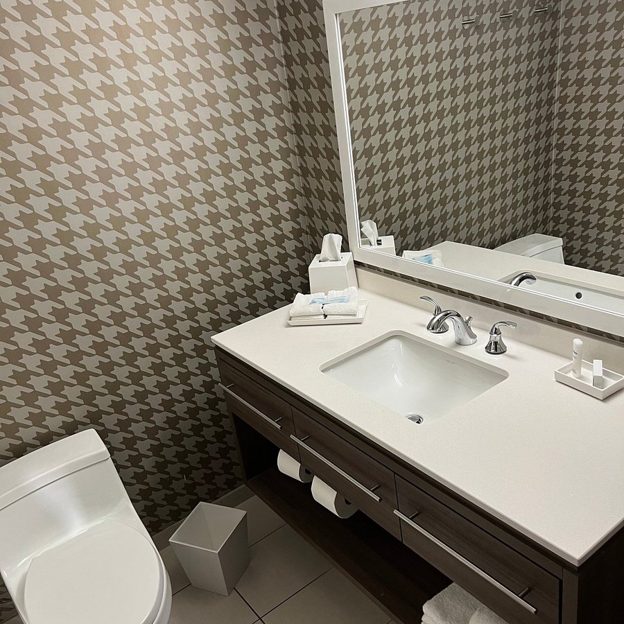 Home2 Suites by Hilton Wichita Downtown Delano — Bathroom