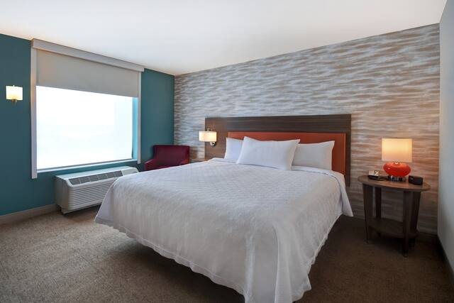Home2 Suites by Hilton Wichita Downtown Delano — Guest room