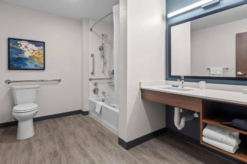 Home2 Suites By Hilton Wichita Northeast — Bathroom