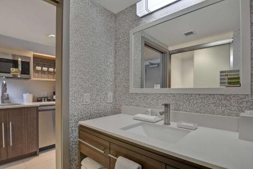 Home2 Suites By Hilton Williston Burlington Vt — Bathroom