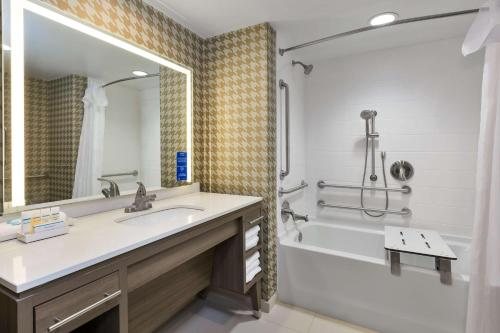 Home2 Suites by Hilton Wilmington Medical Park Downtown — Bathroom