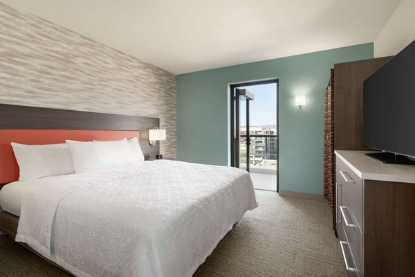 Home2 Suites by Hilton Woodland Hills Los Angeles Los Angeles California — Guest room