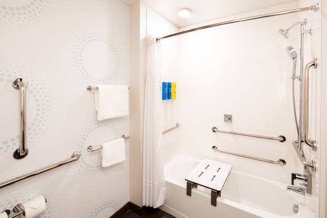 Home2 Suites by Hilton Yakima Airport — Bathroom