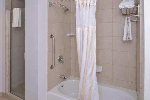 Home2 Suites by Hilton Yuma Pivot Point — Bathroom