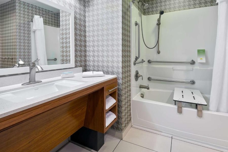 Home2 Suites Charleston West Ashley — Bathroom