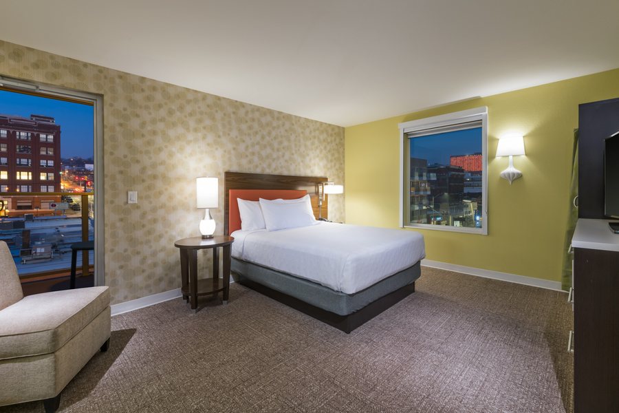 Home2 Suites Kansas City Downtown — Guest room