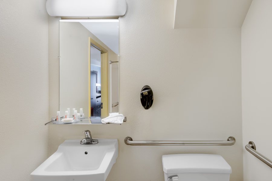 HomeTown Inn East Syracuse — Bathroom