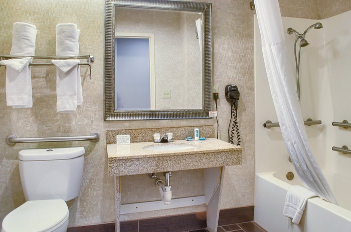 Hometown Inn — Bathroom